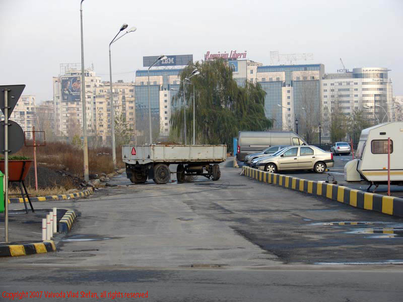 Vaivoda Vlad fotograf in Romania parcare Pasajul Marasesti Bulevardul Mircea Voda remorca abandonata Bucuresti 2007