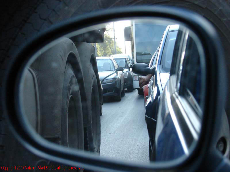 Vaivoda Vlad Stefan fotograf in Romania trafic aglomeratie basculanta poza oglinda retrovizoare Matiz Calea Serban Voda Bucuresti 2007