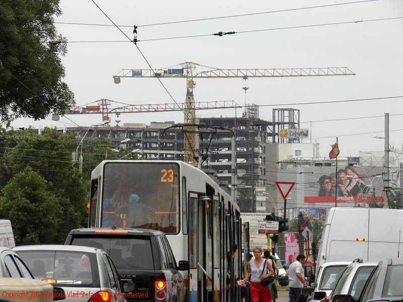 Vaivoda Vlad Stefan fotograf in Romania trafic auto aglomeratie Calea Serban Voda bara la bara tranvai macarale constructie parcare City Mall Eroii Revolutiei Bucuresti 2007