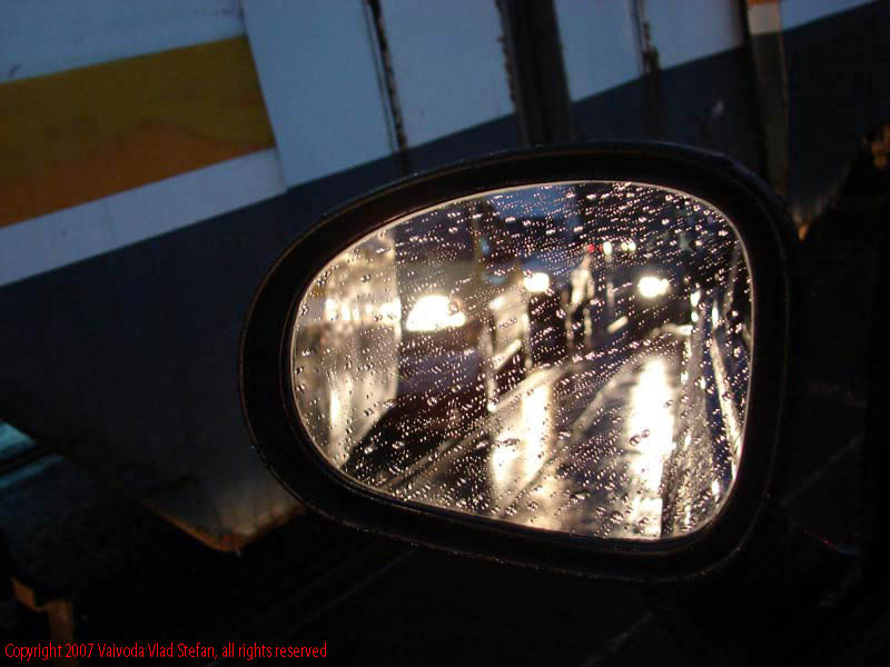 Vaivoda Vlad Stefan fotograf in Romania imagine in oglinda retrovizoare Matiz trafic aglomerat tramvai Calea Serban Voda Eroii Revolutiei Bucuresti 2007