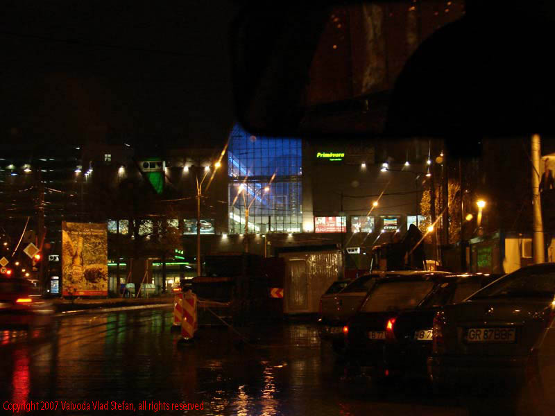 Vaivoda Vlad Stefan fotograf in Romania noapte oras lumini nocturne reflexii ploaie balti Eroii Revolutiei City Mall Bucuresti 2007