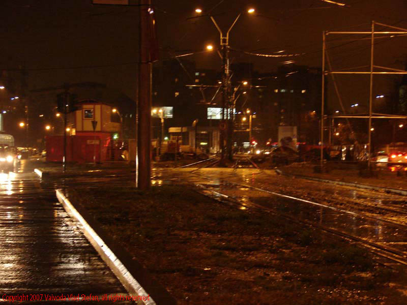 Vaivoda Vlad Stefan fotograf in Romania noapte oras lumini nocturne reflexii ploaie lucrari modernizare piata Eroii Revolutiei pasaj pietonal subteran Bucuresti 2007