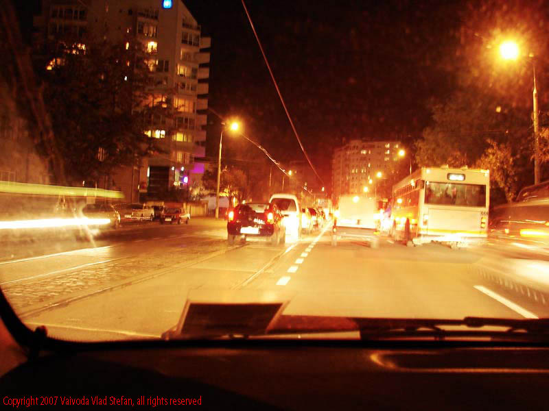 Vaivoda Vlad Stefan fotograf in Romania noapte oras lumini nocturne trafic parbriz Eroii Revolutiei RATB 2007