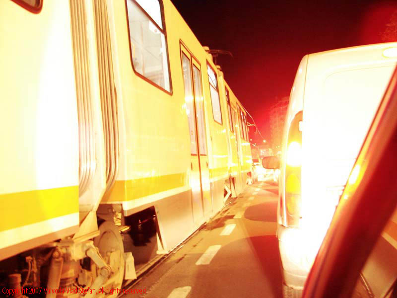 Vaivoda Vlad Stefan fotograf in Romania noapte oras lumini nocturne trafic parbriz Calea Serban Voda Bucuresti 2007 tramvai trafic aglomerat