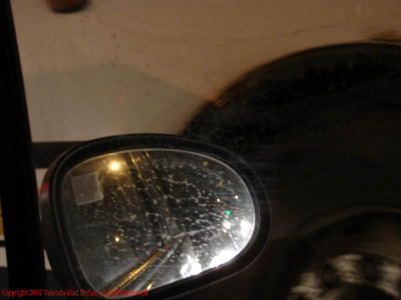 Vaivoda Vlad Stefan fotograf in Romania imagine oglinda retrovizoare matiz Calea Serban Voda RATB seara trafic aglomerat 2007