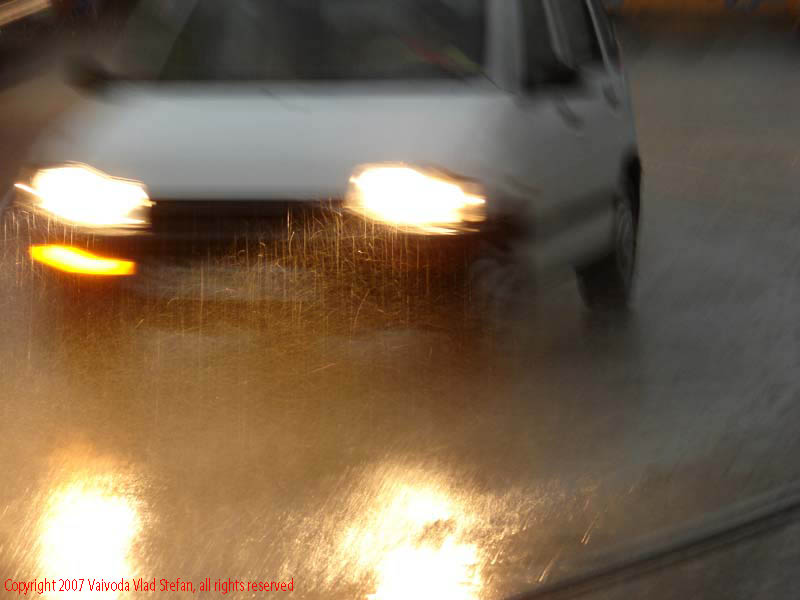 Vaivoda Vlad Stefan fotograf in Romania ploaie stropi sine tramvai trafic Daewoo Tico strada Traian Bucuresti 2007