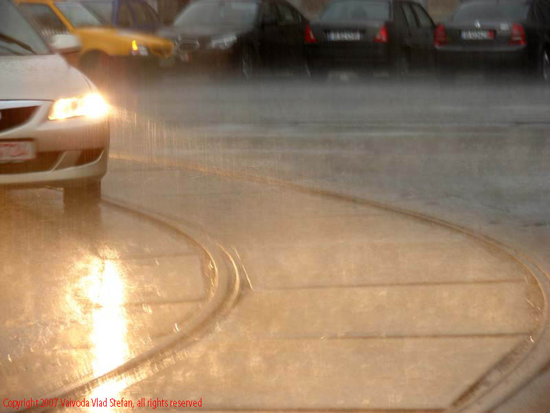 Vaivoda Vlad Stefan fotograf in Romania ploaie stropi sine tramvai trafic strada Traian intersectie Pache Protopopescu Bucuresti spre Colegiul Economic AD Xenopol 2007