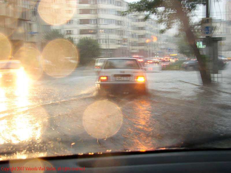 Vaivoda Vlad Stefan fotograf in Romania ploaie trafic balti Dacia Nova parbriz strada Traian 2007