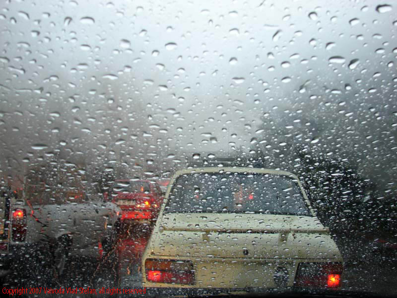 Vaivoda Vlad Stefan fotograf in Romania ploaie trafic Dacia stropi parbriz strada Traian 2007