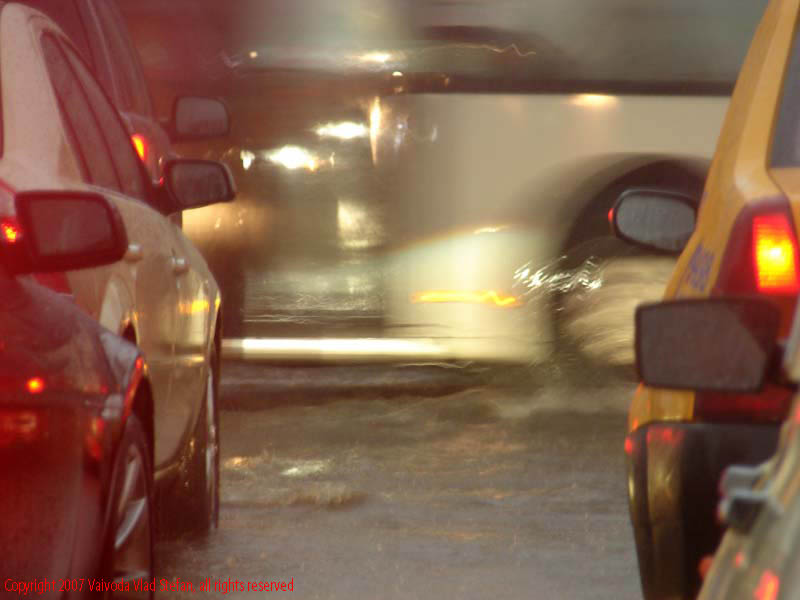 Vaivoda Vlad Stefan fotograf in Romania ploaie trafic intersectie strada Traian Bulevardul Unirii Bucuresti 2007
