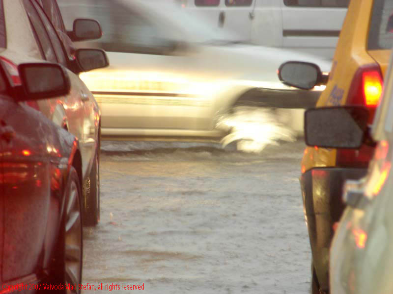 Vaivoda Vlad Stefan fotograf in Romania ploaie trafic intersectie strada Traian Bulevardul Unirii Bucuresti 2007