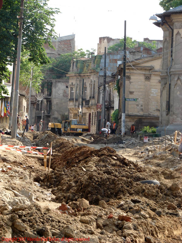 Vaivoda Vlad Stefan fotograf in Romania excavator lucrari modernizare santu santuri pamant carosabil cladiri darapanate sosea Calea Mosilor sector 3 Bucuresti 2007