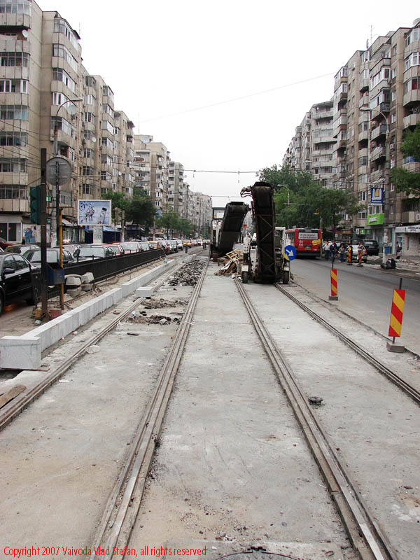 Vaivoda Vlad Stefan fotograf in Romania trafic auto masini bara la bara asfalt sine lucrari carosabil sosea scuar tramvai Calea Mosilor Bucuresti 2007
