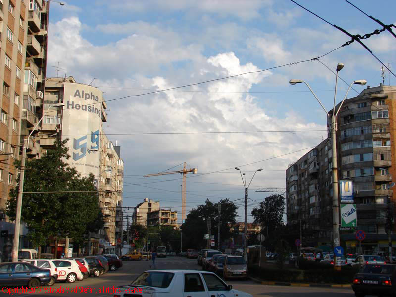 Vaivoda Vlad Stefan fotograf in Romania macara pe fundal urban cer nori intersectia Calea Mosilor Eminescu Bucuresti 2007