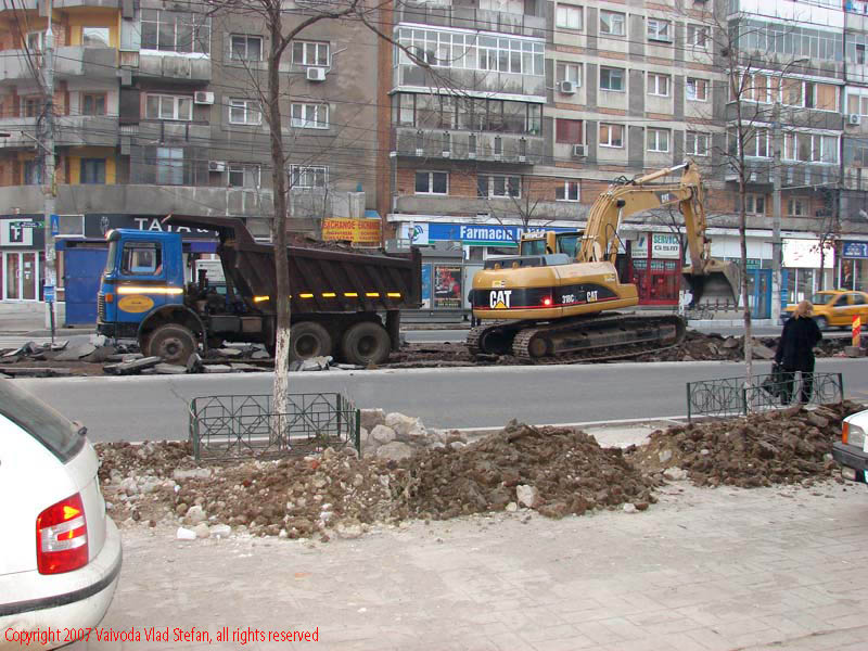 Vaivoda Vlad Stefan fotograf in Romania basculanta excavator lucrari carosabil sosea pamant Calea Mosilor Sector 3 Bucuresti 2007
