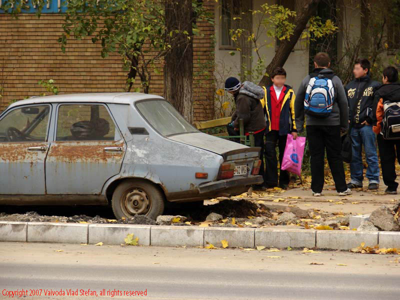 Vaivoda Vlad Stefan fotograf in Romania lucrari trotuar Dacia abandonata copii soseaua Oltenitei sector 4 Bucuresti 2007