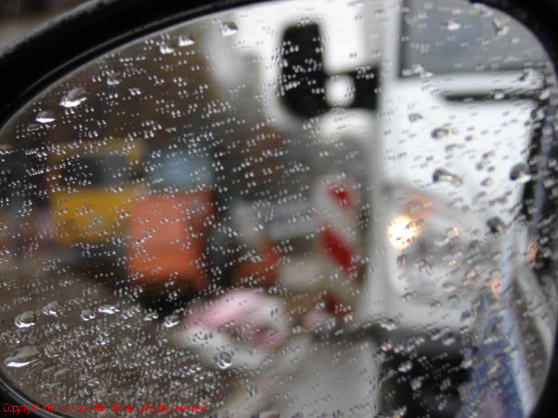 Vaivoda Vlad Stefan fotograf in Romania oglinda retrovizoare Matiz stropi soseaua Oltenitei sector 4 Bucuresti 2007