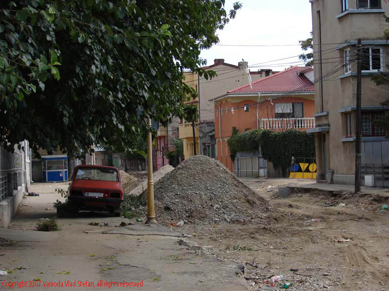 Vaivoda Vlad fotograf in Romania excavator decopertare asfalt lucrari carosabil sosea strada Tepes Voda Sector 2 Bucuresti 2007