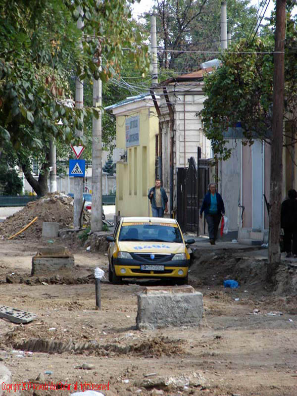 Vaivoda Vlad fotograf in Romania taxi excavare decopertare canale asfalt lucrari carosabil sosea strada Tepes Voda Sector 2 Bucuresti 2007