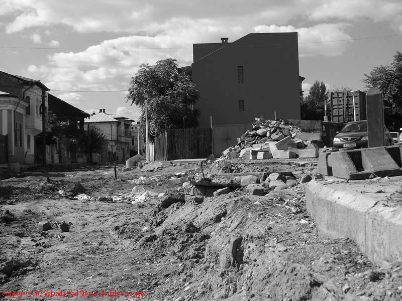 Vaivoda Vlad fotograf in Romania taxi excavare decopertare canale asfalt lucrari carosabil sosea strada Tepes Voda Sector 2 Bucuresti 2007 alb negru case