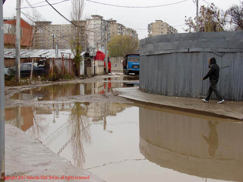 Vaivoda Vlad fotograf in Romania balta pieton basculanta intersectia Mihai Bravu strada Vitejilor sector 3 Bucuresti 2007