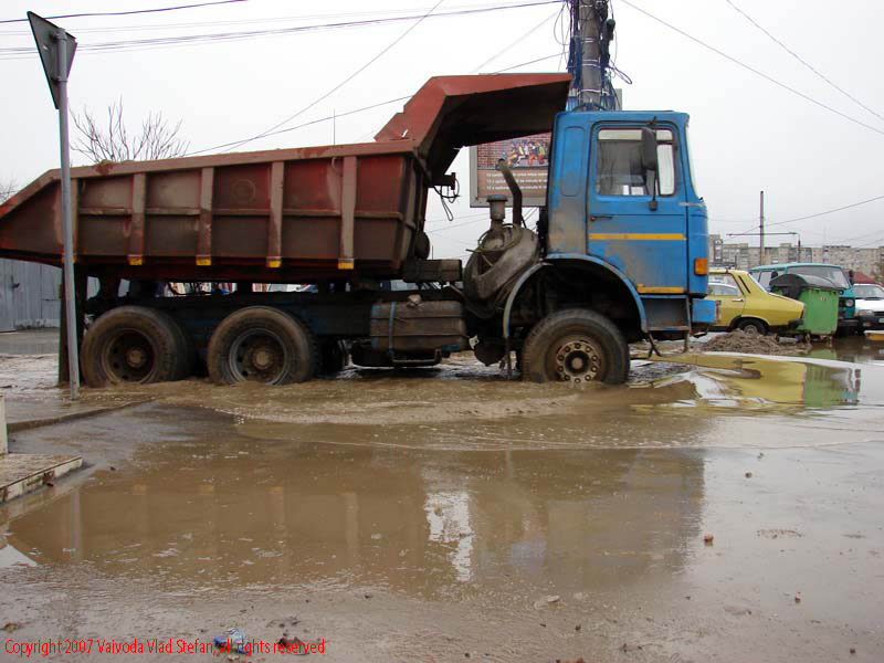 Vaivoda Vlad fotograf in Romania balta basculanta val valuri intersectia Mihai Bravu strada Vitejilor sector 3 Bucuresti 2007