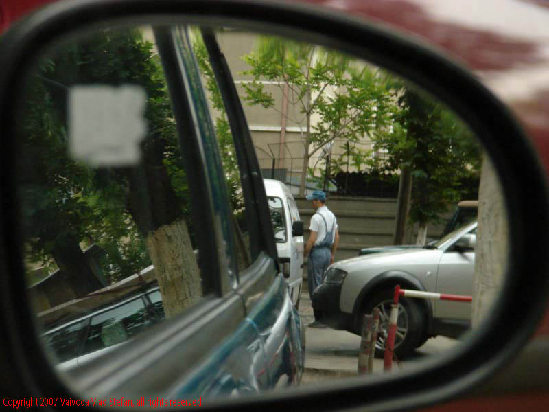 Vaivoda Vlad fotograf in Romania dupa blocuri oglinda retrovizoare Matiz soseaua Mihai Bravu Cimitirul Iancu Nou Bucuresti 2007