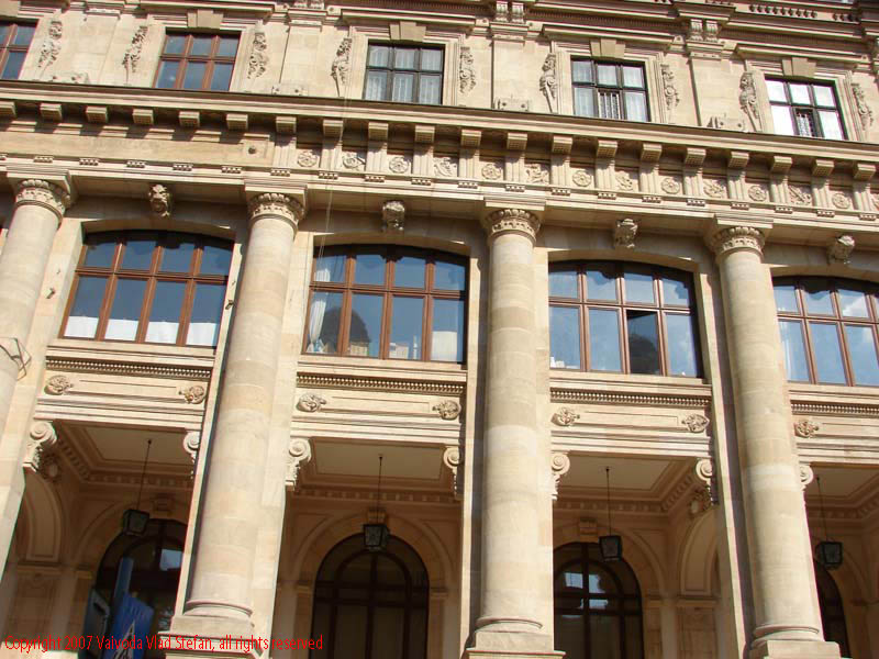 Vaivoda Vlad fotograf in Romania Calea Victoriei Bucuresti coloane cladire sediu intrare Muzeul National de Istorie 2007