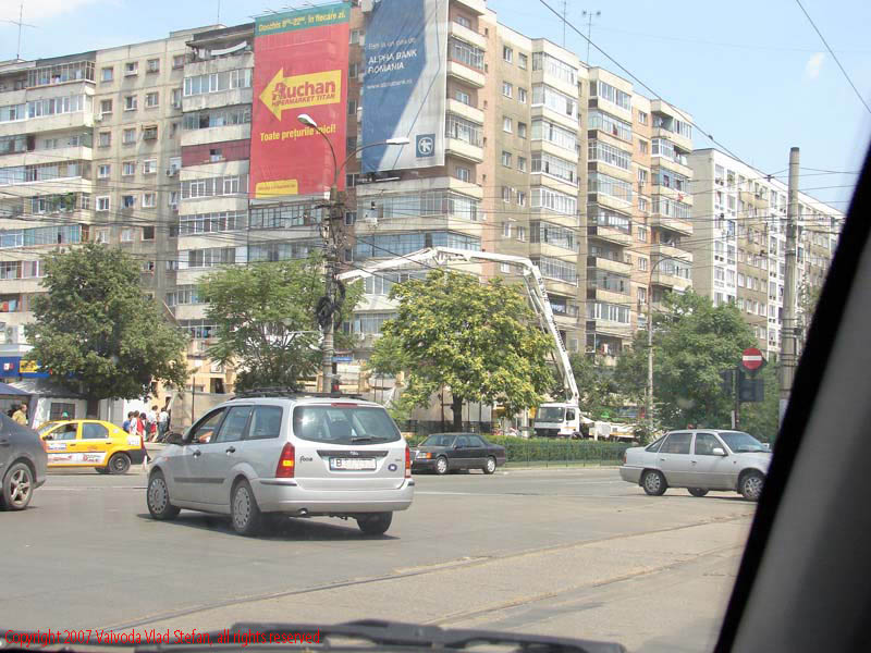 Vaivoda Vlad fotograf in Romania intersectia Camil Ressu cu Bulevardul Nicolae Grigorescu Titan Bucuresti 2007 blocuri