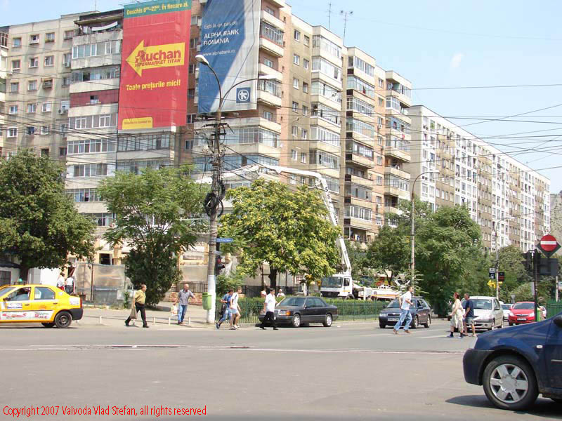 Vaivoda Vlad fotograf in Romania intersectia Camil Ressu cu Bulevardul Nicolae Grigorescu Titan Bucuresti 2007 blocuri