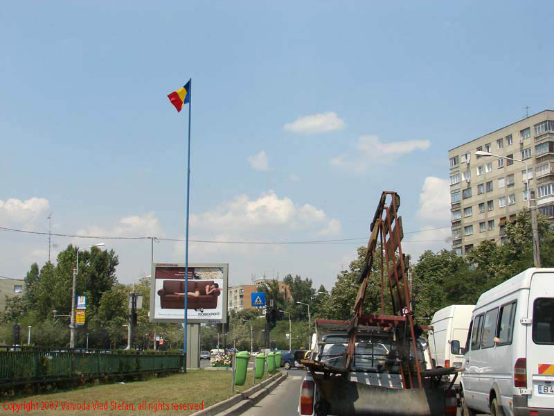 Vaivoda Vlad fotograf in Romania trafic circulatie masini scuar drapel Bulevardul Nicolae Grigorescu Bucuresti 2007 cer albastru vara