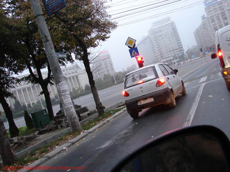 Vaivoda Vlad fotograf in Romania dimineata piata palatul Victoriei Guvern Bucuresti 2007 semafor trafic circulatie matiz