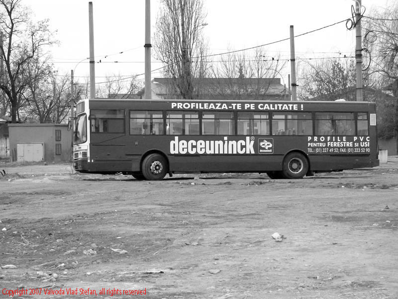 Vaivoda Vlad Stefan fotograf in Romania RATB autobuz 304 Laromet Bucurestii Noi 2007 alb negru