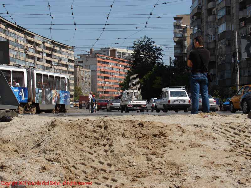 Vaivoda Vlad Stefan fotograf in Romania linie sine tramvai sapaturi excavatii pietris circulatie trafic strada Stefan cel Mare Bucuresti 2007