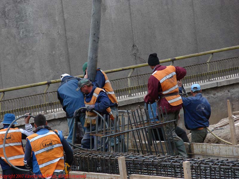 Vaivoda Vlad Stefan fotograf in Romania linie sine tramvai constructii turnat beton betoniera sapaturi excavatii pietris muncitori strada Stefan cel Mare pasaj Bucur Obor Bucuresti 2007