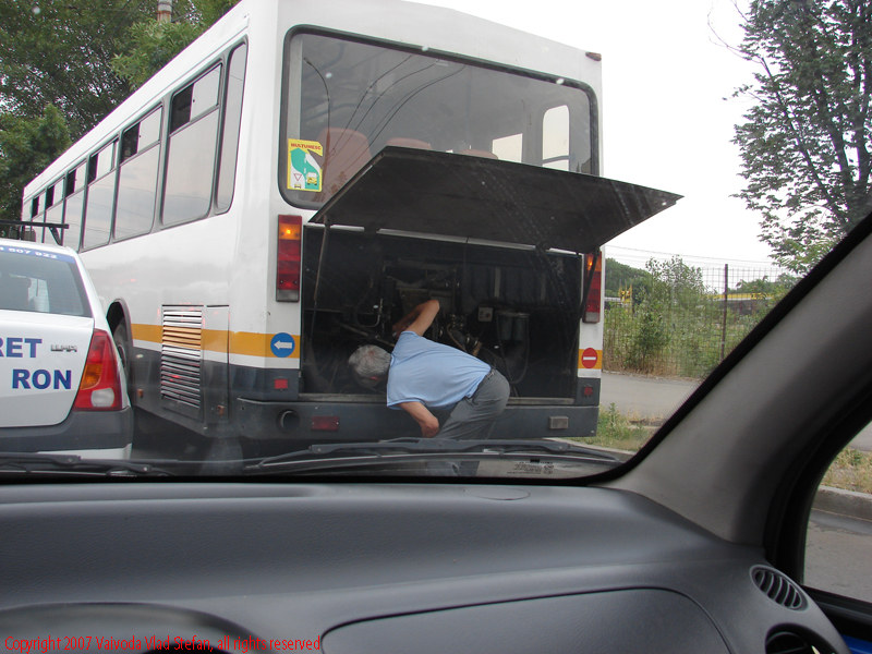 Vaivoda Vlad Stefan fotograf in Romania RATB un sofer  repara autobuzul pe Bulevardul Gheorghe Sincai Bucuresti 2007
