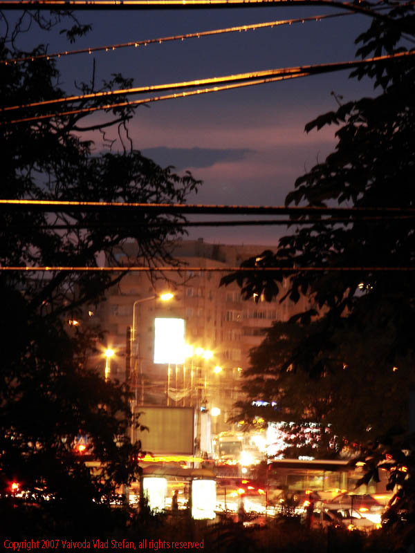 Vaivoda Vlad Stefan fotograf in Romania cartierul copaci lumini nocturne fire cabluri iluminat stradal curent Timpuri Noi intersectia Splaiul Unirii Gheorghe Sincai Calea Vacaresti seara Bucuresti sector 4 2007