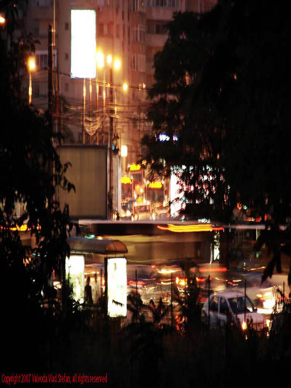 Vaivoda Vlad Stefan fotograf in Romania cartierul copaci lumini nocturne fire cabluri iluminat stradal curent Timpuri Noi intersectia Splaiul Unirii Gheorghe Sincai Calea Vacaresti seara Bucuresti sector 4 2007