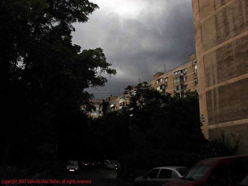 Vaivoda Vlad Stefan fotograf in Romania cartierul Titan nori innorat blocuri copaci sector 3 Bucuresti 2007