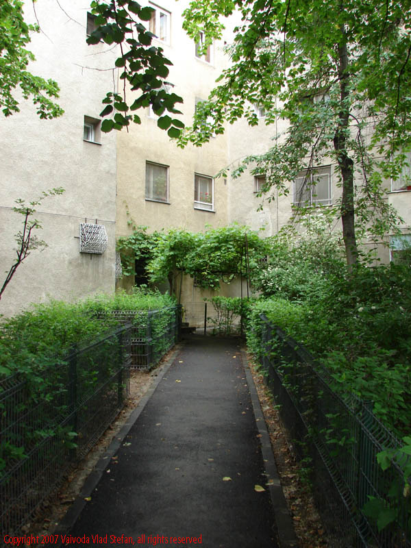 Vaivoda Vlad Stefan fotograf in Romania scara alee bloc cartierul Titan sector 3 Bucuresti 2007