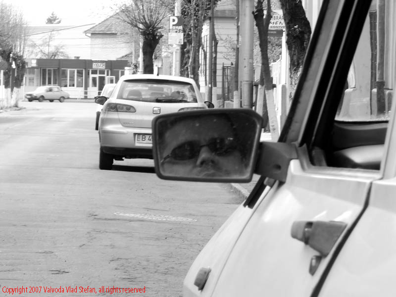 Vaivoda Vlad Stefan fotograf in Romania Dacia 1310 alb negru Sofer in oglinda fondul plastic retrovizoare strada George Enescu Tg Mures 2007