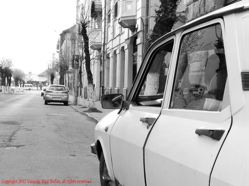 Strada George Enescu Tg Mures 2007 Vaivoda Vlad Stefan fondul plastic fotograf in Romania dacia 1310 alb negru