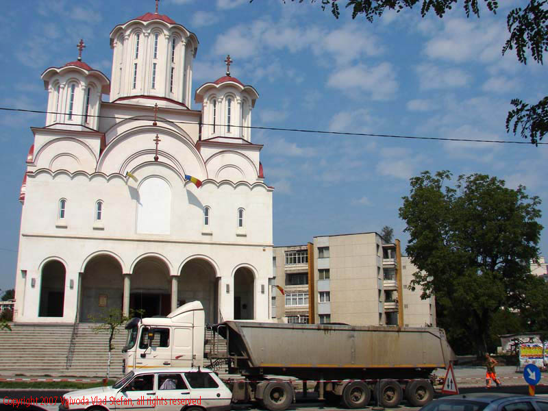 Vaivoda Vlad fotograf in Romania intersectie trafic catedrala invierea domnului Biserica Bulevardul Pandurilor Tg Mures 2007