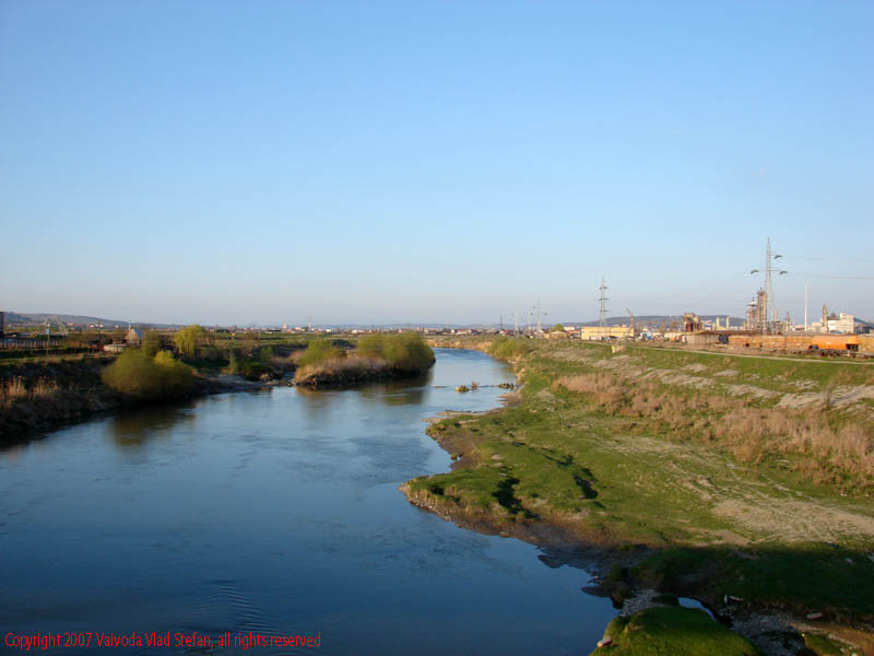 Vaivoda Vlad fotograf in Romania ingrasaminte chimice industrie industrial apa curgatoare orizont cer senin albastru azur Raul Mures combinatul Azomures 2007