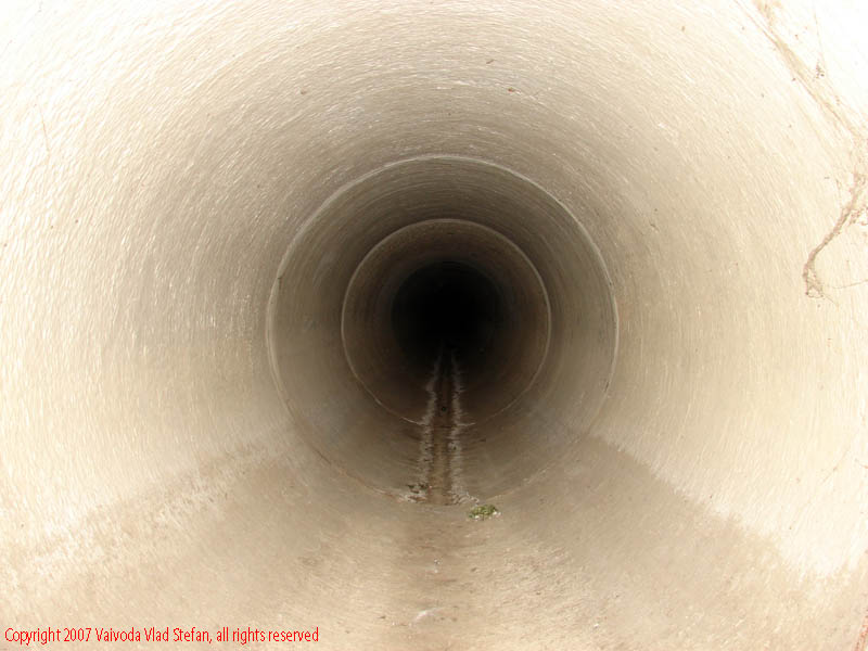 Vaivoda Vlad fotograf in Romania teava tunel Combinatul Azomures conducte 2007