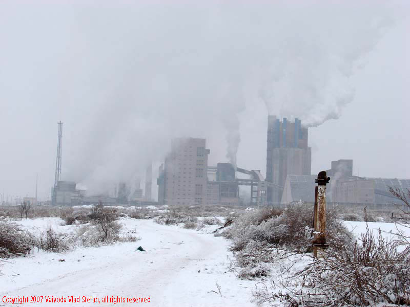 Vaivoda Vlad fotograf in Romania ingrasaminte chimice industrie industrial Strada Combinatului Cristesti iarna 2007 zapada abur