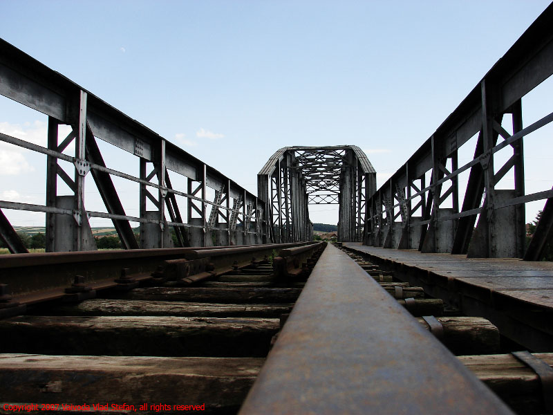 Vaivoda Vlad fotograf in Romania cale ferata mocanita Podul CFR peste raul Mures cu linie ingusta din Cristesti Mures