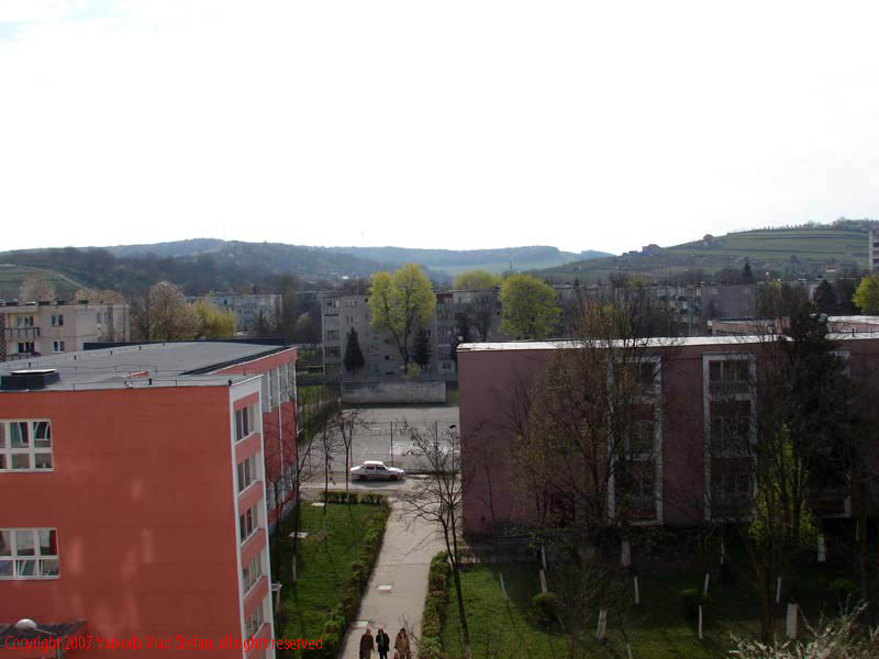 Vaivoda Vlad fotograf in Romania fosta scoala generala 15 invatamant educatie Cartierul Dambul Pietros Grupul Scolar Gheorghe Sincai 2007 blocuri locuinte cladiri piata copaci bulevardul 1848