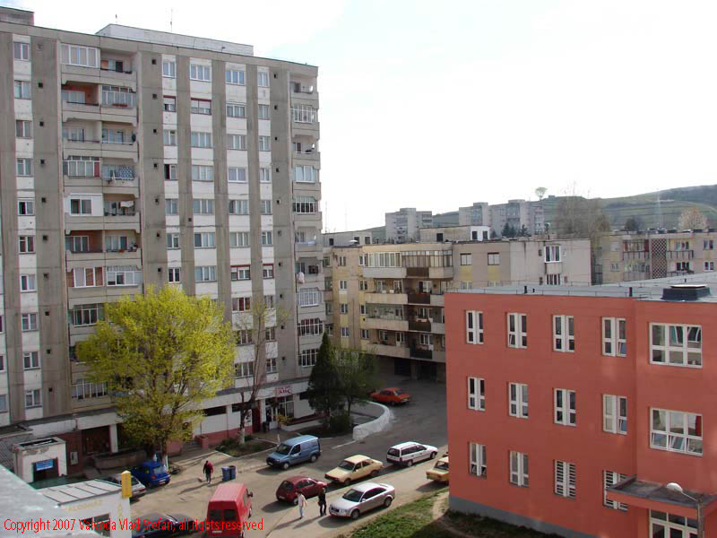 Vaivoda Vlad fotograf in Romania fosta scoala generala 15 invatamant educatie Cartierul Dambul Pietros Grupul Scolar Gheorghe Sincai 2007 blocuri locuinte cladiri piata copaci bulevardul 1848