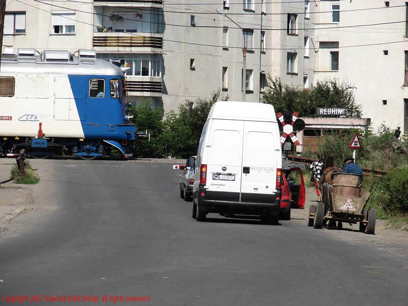 Vaivoda Vlad fotograf in Romania bariera cale ferata trecere tren caruta microbuz Pasaj CFR strada Ierbus Reghin Mures 2007